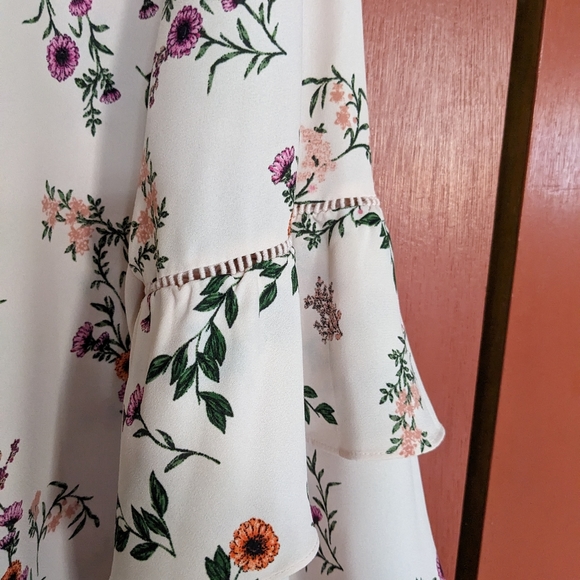 Bell sleeve handkerchief hem Alfani top size large, pink with floral pattern - Picture 5 of 6